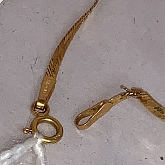 7 1/2 long 14 Kt Gold Herringbone Bracelet - Picture 3 of 10